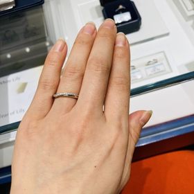 【銀座ダイヤモンドシライシの口コミ】 ダイヤが端から端まで入っていますが、そこまでギラギラしておらず、上品…