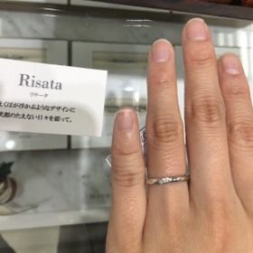 【ケイウノ ブライダル(K.UNO BRIDAL)の口コミ】 斜めに入ったダイヤモンドがさりげなくとても可愛いです。若干太めのデザ…