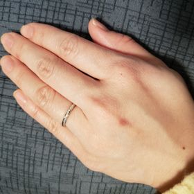 【4℃ BRIDAL(ヨンドシーブライダル)の口コミ】 【指輪のデザイン】
シンプルなリングよりは、少しキラキラしていた方が手…