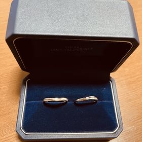 【銀座ダイヤモンドシライシの口コミ】 デザインが可愛くて一目惚れしました。
指の形的にウェーブ型が似合うと教…