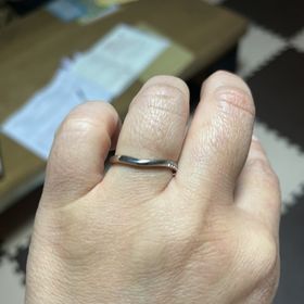 【ROYAL ASSCHER(ロイヤル・アッシャー)の口コミ】 指が太く長さが無いので…
少しでもキレイに見えるVカットデザイン…