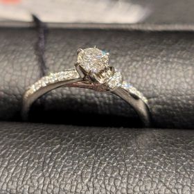 【エクセルコダイヤモンド(EXELCO DIAMOND)の口コミ】 指輪のデザインはとても独特でかなりデザイン性ある指輪です。
真ん中のダ…