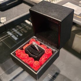 【エクセルコダイヤモンド(EXELCO DIAMOND)の口コミ】 婚約指輪を購入しました。
デザインが立体的かつ個性的で輝かしく、一目惚…