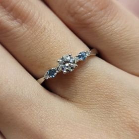 【Something Blue(サムシングブルー)の口コミ】 Something Blueの指輪が青い宝石が入っていて、
とても可愛かったです。

…