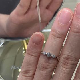 【Ponte Vecchio(ポンテヴェキオ)の口コミ】 3粒が少し離れてセッティングされているのが珍しいです。展示されている状…