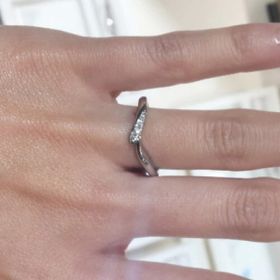 【俄(にわか)の口コミ】 春をモチーフにデザインされたリングであり、春に出会った私達にピッタリ…