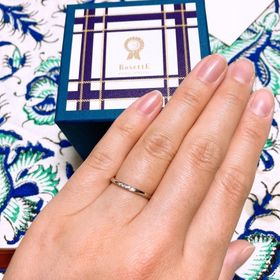 【RosettE(ロゼット)の口コミ】 細く華奢なラインのものを選びました。ダイヤも派手すぎず、少なすぎず、…