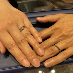 【銀座ダイヤモンドシライシの口コミ】 シンプルなデザインを検討していました。新郎と同じデザインがよく、いろ…