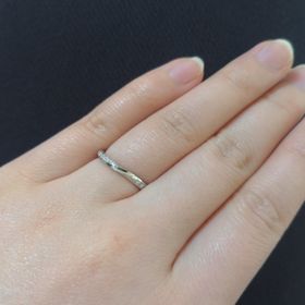 【アイプリモ(I-PRIMO)の口コミ】 シンプルかつ、動きがあるものを求めていました。
婚約指輪をウェーブタイ…