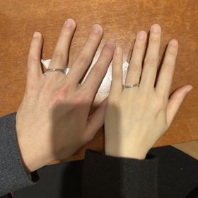 【TRECENTI(トレセンテ)の口コミ】 水かきが大きめの指なのでウェーブタイプの指輪を試着させていただきまし…