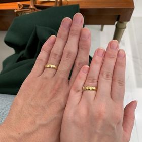 【ティファニー(Tiffany & Co.)の口コミ】 4mm幅で存在感のしっかりあるタイプです。厚めなので、かなり金属のズッシ…