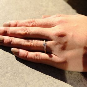 【銀座ダイヤモンドシライシの口コミ】 デザイン性です。当初はシンプルな物を求めて店舗に来ましたが、店員さん…