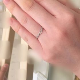 【Mariage ent(マリアージュエント)の口コミ】 V字や強いウェーブの入ったリングを希望していましたが、実際に試着をする…