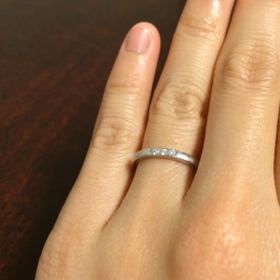 【銀座ダイヤモンドシライシの口コミ】 仕事上、あまり手元がキラキラすることは控えたかったので、上品に石が三…