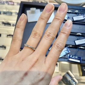 【ROYAL ASSCHER(ロイヤル・アッシャー)の口コミ】 写真で見るとデザイン性のある指輪に見えますが、つけてみたらシンプルな…