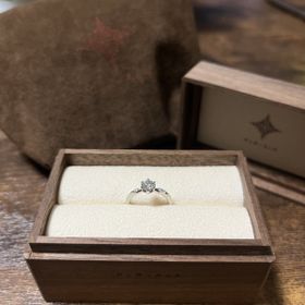 【BIJOUPIKO(ビジュピコ)の口コミ】 たてづめに0.4ctのダイヤ、両隣に小粒のダイヤが埋め込まれています。カラ…