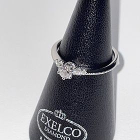 【エクセルコダイヤモンド(EXELCO DIAMOND)の口コミ】 デザインが豊富でかなり迷いましたが、メインのダイヤの横に小さなダイヤ…