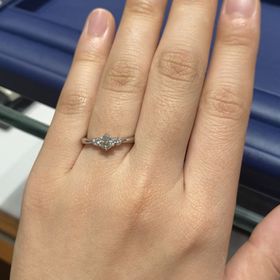 【銀座ダイヤモンドシライシの口コミ】 ダイヤモンドの煌めきが他ブランドと比較しても美しく感じました。ダイヤ…