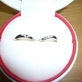 【LUZIR(ルジール)】の口コミ 婚約指輪とセットのような感覚でつけられものを選びました。
結婚指輪は普...