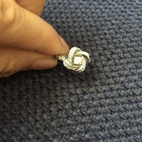 【ブシュロン(BOUCHERON)の口コミ】 婚約指輪の厳かさも残しつつ、お花の形が柔らかく女性らしく、普段使いも…