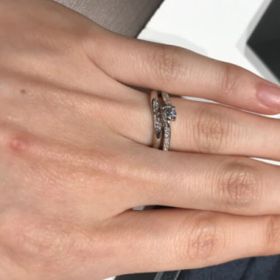 【ラザール ダイヤモンド(LAZARE DIAMOND)の口コミ】 シンプルな一粒ダイヤを最初は探していましたが、試着する内にメレダイヤ…