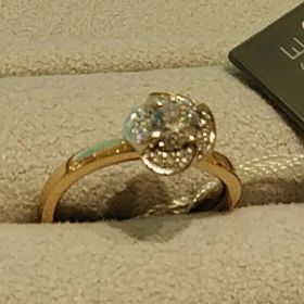 【WEDYの口コミ】 お花のモチーフになっている婚約指輪をみせてもらいました。デザインが細…