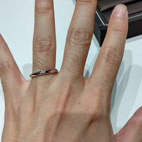 【銀座ダイヤモンドシライシの口コミ】 様々なデザインの中からストレートタイプが指が一番綺麗に見えたため、ス…