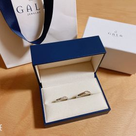 【GALA JEWELRY(ガラジュエリー)の口コミ】 最初は石なし、シンプルなストレートデザインを希望していたのですが、色…
