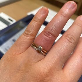 【BIJOUPIKO(ビジュピコ)の口コミ】 婚約指輪はピンクゴールドで正面から見たらシンプルなソリティアのデザイ…