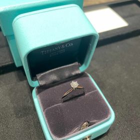 【ティファニー(Tiffany & Co.)の口コミ】 ティファニーならではのカットで、たくさんの光に反射します。少し動かす…