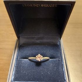 【銀座ダイヤモンドシライシの口コミ】 
プロポーズリングで彼から頂き、後日店舗で一緒に選びました。私はネック…
