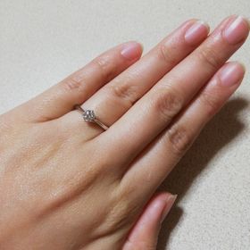 【ラザール ダイヤモンド(LAZARE DIAMOND)の口コミ】 何店舗かまわり、試着する中で、自分の指にはシンプルなストレートタイプ…