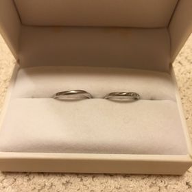 【アンジェリックフォセッテ(Angelique Fossette)の口コミ】 婚約指輪も同じブランドで決めたので、重ね付けできて、自分の指に合うも…