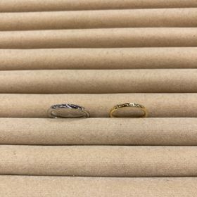 【TRECENTI(トレセンテ)の口コミ】 真ん中の部分の彫りが光を反射し、まるで宝石を埋めているかのようにキラ…