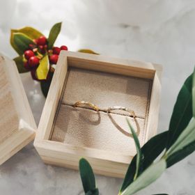 【YUKA HOJO(ユカホウジョウ)の口コミ】 【指輪の外観】木肌のような外観に惹かれました。指輪を回すといろんな表…