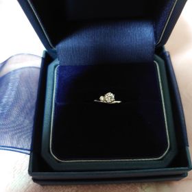 【銀座ダイヤモンドシライシの口コミ】 デザインが素敵でした。ダイヤモンドの横に添えられたダイヤも可愛らしく…