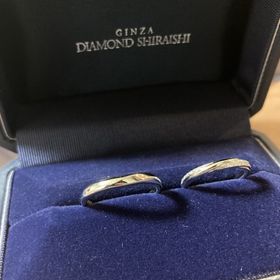 【銀座ダイヤモンドシライシの口コミ】 指輪の決め手となったポイントはシンプルさに繊細さがあったことです。男…