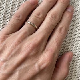 【銀座ダイヤモンドシライシの口コミ】 デザイン自体は奥さんの好みで、両サイドメル打ちにしました。
初め両サイ…