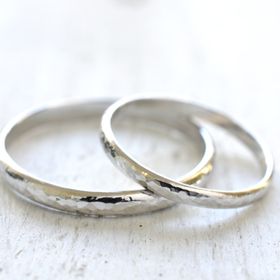 【湘南彫金工房 andfuseの口コミ】 プラチナの甲丸で表面を打ったデザインです。
光に当たるとキラキラしてい…