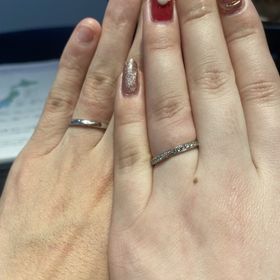 【銀座ダイヤモンドシライシの口コミ】 デザイン、指に馴染む、長く使えるアフターサービスの充実。
赤い箱のブラ…