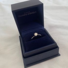 【銀座ダイヤモンドシライシの口コミ】 シンプルな物がよく見た時にこれだと思いました。
ダイヤモンドの大きさに…