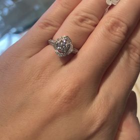 【グラフ(GRAFF)の口コミ】 いかにもな婚約指輪ではなく、デザイン性のあるものを探していました。ダ…