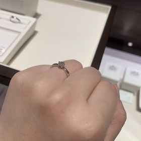 【俄(にわか)の口コミ】 リング部分は細く付け心地も手に馴染むものでしたが、ダイヤ部分は存在感…