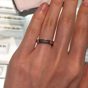 【ティファニー(Tiffany & Co.)の口コミ】 プラチナのマリッジリングを試着させて頂きました。どれも洗練されたシン…
