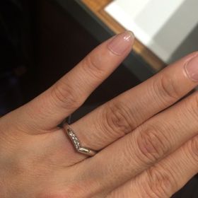 【ラザール ダイヤモンド(LAZARE DIAMOND)の口コミ】 結婚指輪はＶ字でダイヤが少し入っているもので探していました。婚約指輪…