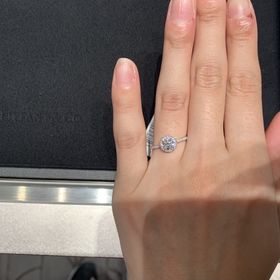 【ティファニー(Tiffany & Co.)の口コミ】 とにかくデザインが可愛かったです。
ダイアモンドの周りにも小粒があるこ…