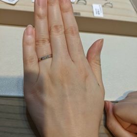 【MIKIMOTO(ミキモト)の口コミ】 3石のダイヤがとっても可愛いです！
幅は2.5ミリのものです。
他ブランド…