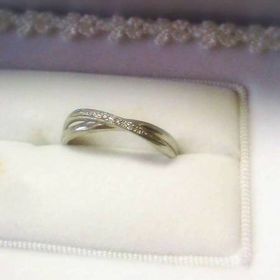 【ミンサーリングの口コミ】 あまり派手な指輪は好みではないので、シンプルでも、中央のピンクダイア…