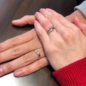 【俄(にわか)の口コミ】 婚約指輪、結婚指輪も、共にV字の指輪にしました。俄にはペアでありながら…