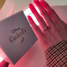 【Disney Cinderella(ディズニー シンデレラ)の口コミ】 まず購入に至ったのは、婚約指輪の外見がシンプルなのにダイヤモンドがし…